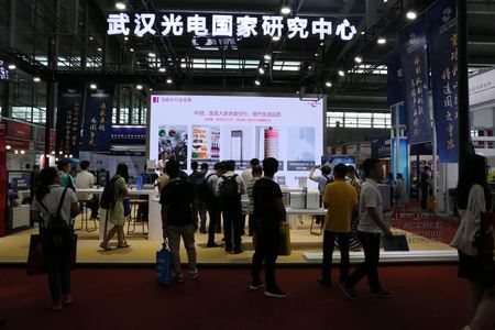 你是电，我是光，2018中国光博会演绎《深紫时间》