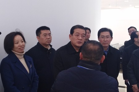 鄂州市委員会書記王立、市長劉海軍一行は深紫科学技術の視察に来て慰問します。専門家は専門家の人材代表に出席して新春座談会を迎えます。